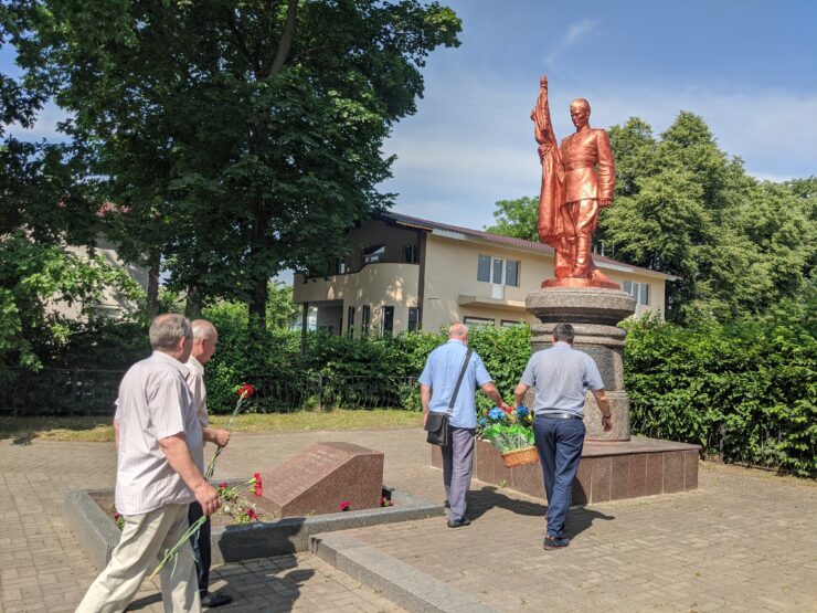 памятник загиблому солдату