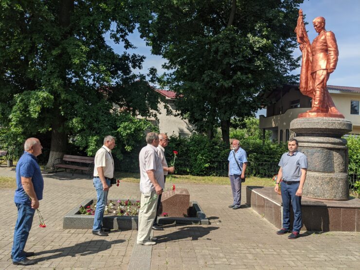 памятник загиблому солдату