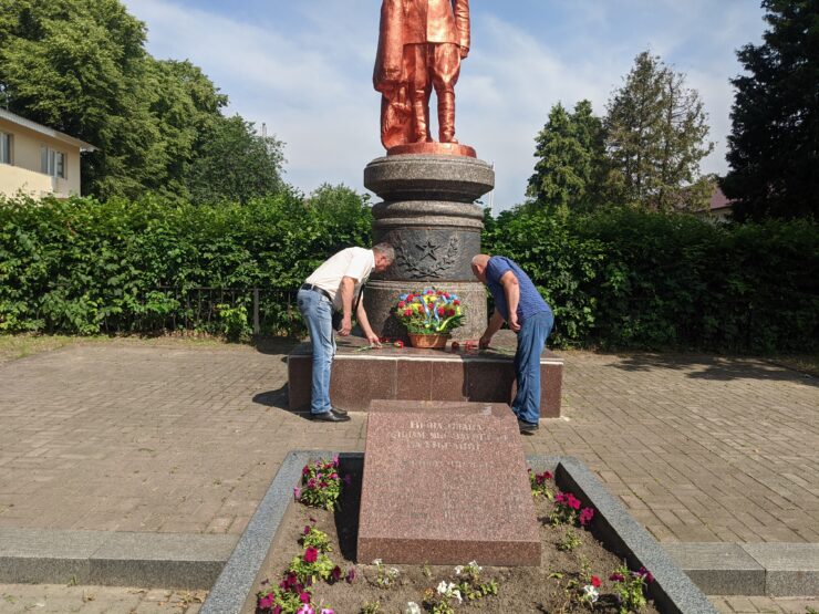 памятник загиблому солдату