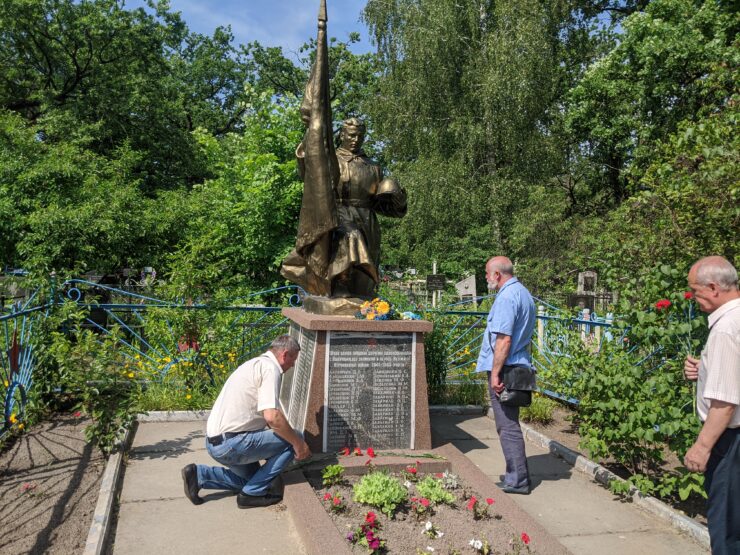 памятник загиблому солдату