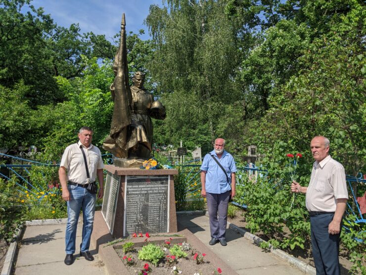 памятник загиблому солдату