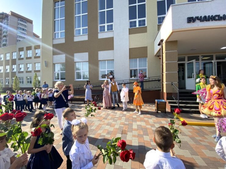 Бучанська українська гімназія зустріла своїх першачків