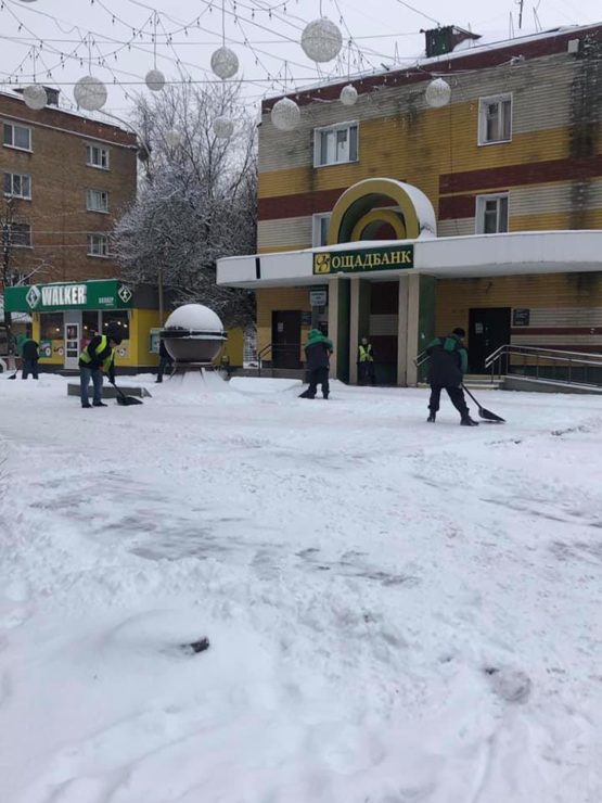 Прибиранням снігу біля магазинів та інших установ мають опікуватись їх власники