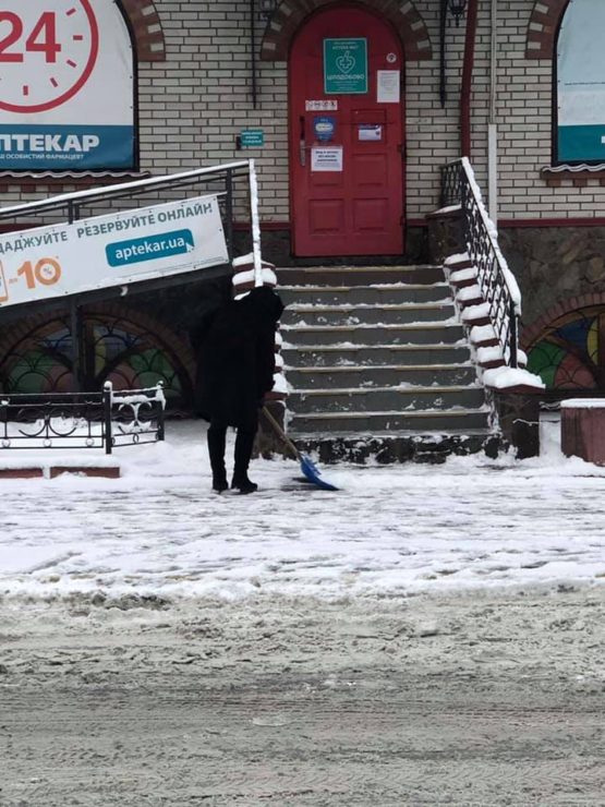 Прибиранням снігу біля магазинів та інших установ мають опікуватись їх власники