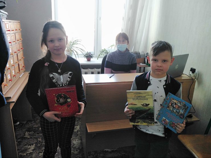 Учні Синяківського ліцею підтримали акцію "Подаруй бібліотеці книгу"