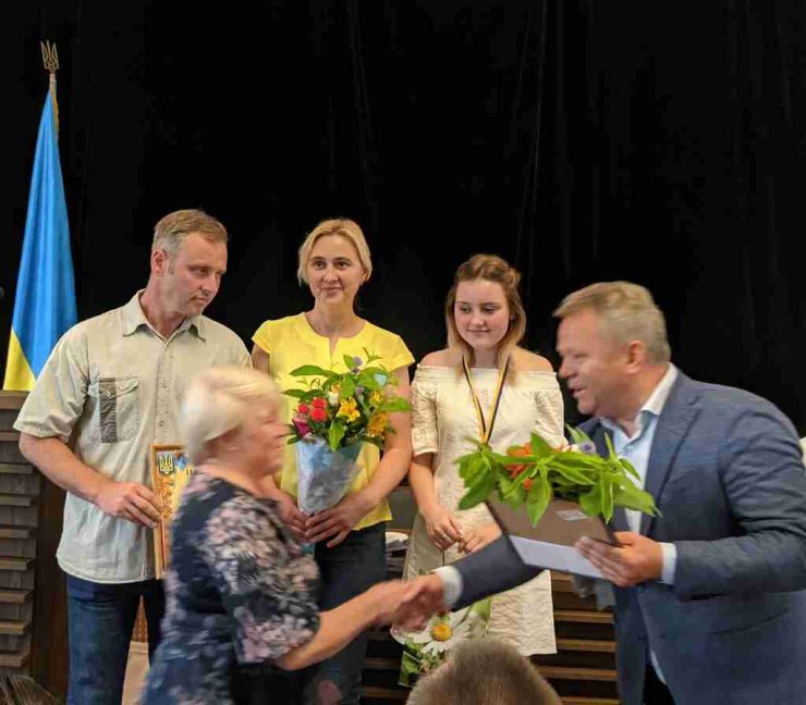 Срібні та золоті медалі отримали випускники (ФОТО)