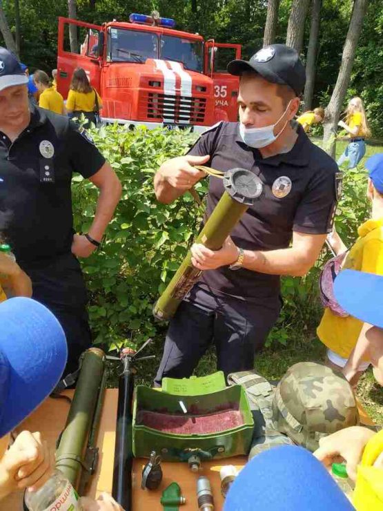 Знайомство із професією поліцейського, розваги і смачна каша (ФОТО)