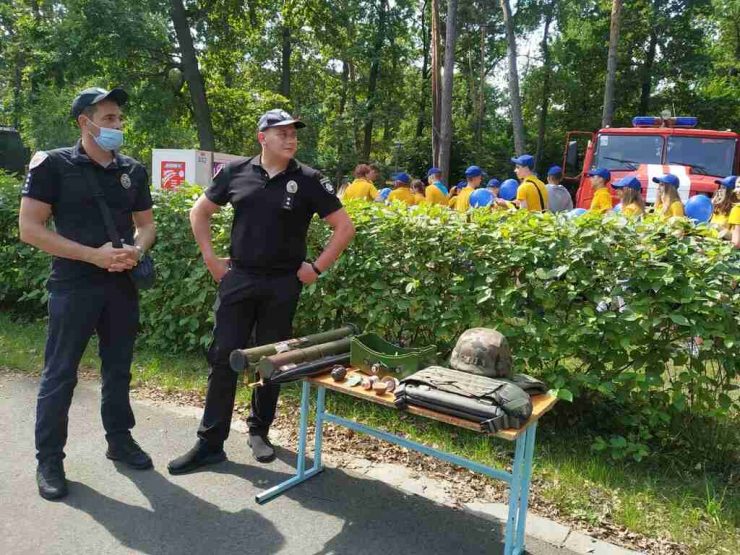 Знайомство із професією поліцейського, розваги і смачна каша (ФОТО)