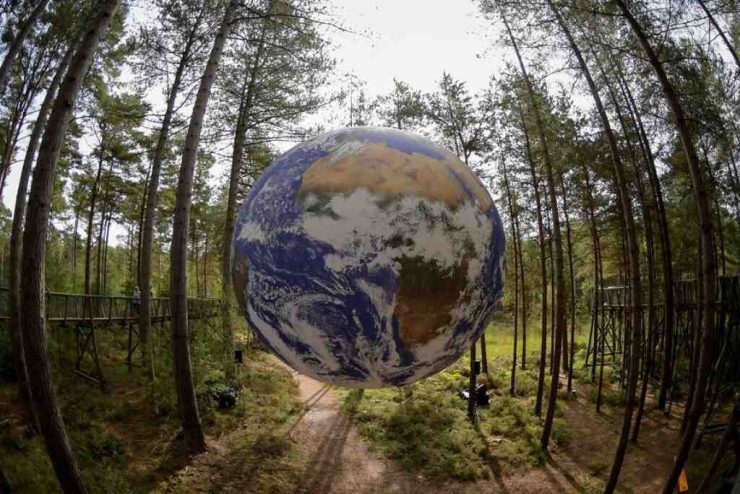 «Плавуча земля» – цікавий арт-об'єкт у парку Великобританії (ФОТО)