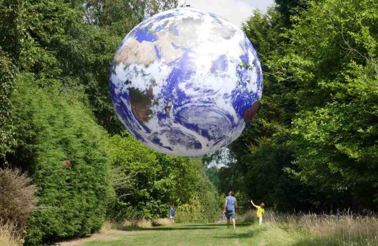 «Плавуча земля» – цікавий арт-об'єкт у парку Великобританії (ФОТО)