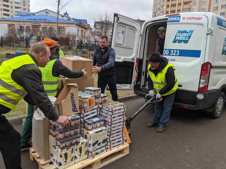 Волонтери гуманітарного центру – їх час і життя віддане Україні (ФОТО)