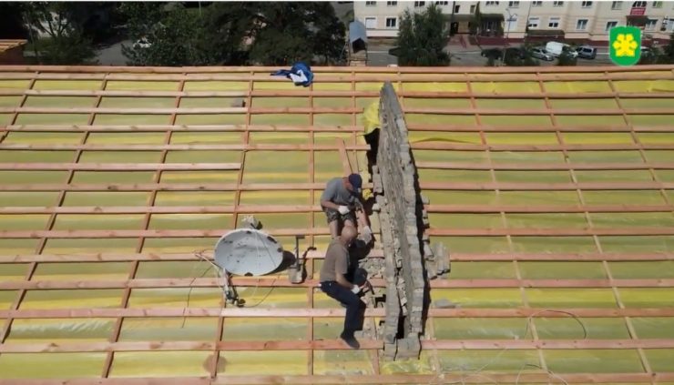 У Бучі ремонтують дахи, пошкоджені під час бойових дій (ФОТО, ВІДЕО)