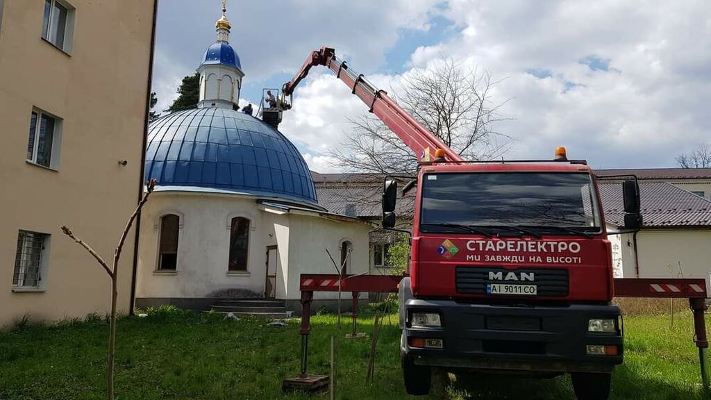 Понівечена обстрілами школа № 5 – друга домівка для Михайла Наконечного (ФОТО)
