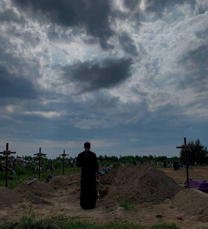 У Бучі продовжується поховання невпізнаних (Відео)