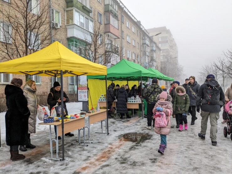 Благодійний ярмарок дитячих поробок триває у Бучі (ФОТО)