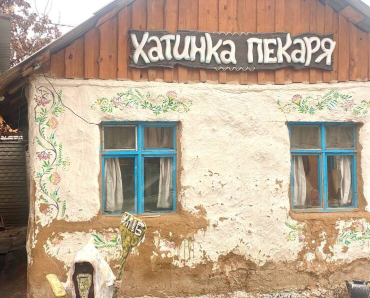 Хатинка пекаря щодня пригощає добровольців хлібом (ФОТО)