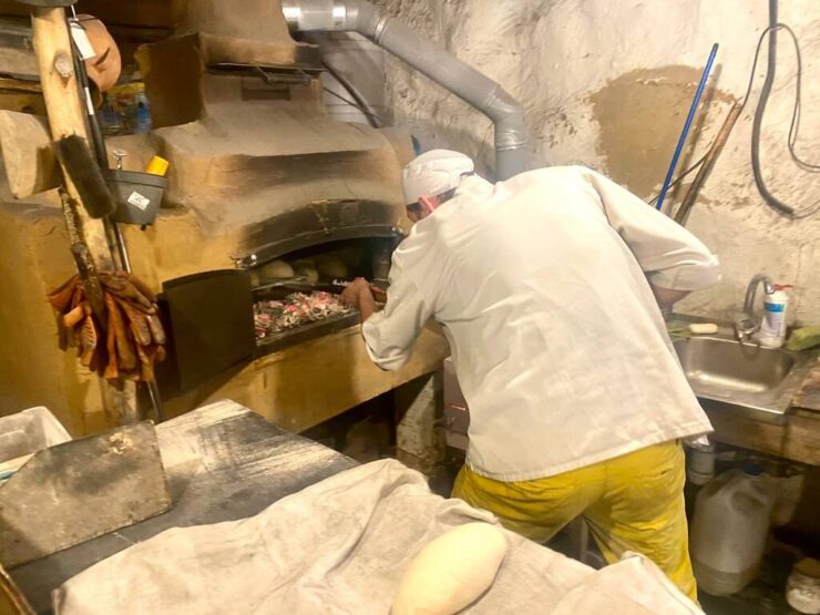 Хатинка пекаря щодня пригощає добровольців хлібом (ФОТО)