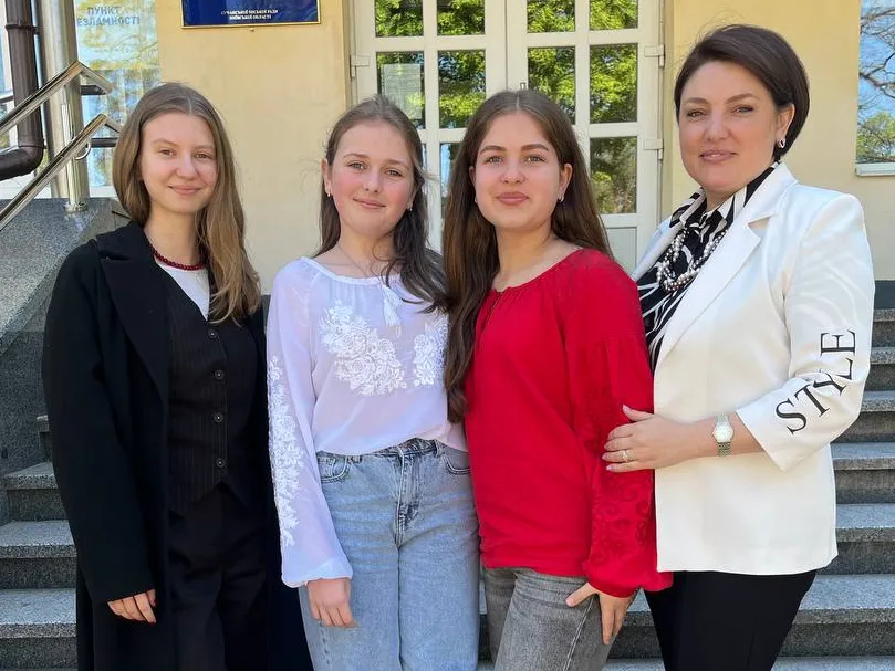Юні дослідниці з Ворзеля — автори робіт в альманасі «Звитяжна Київщина: хроніка героїзму»
