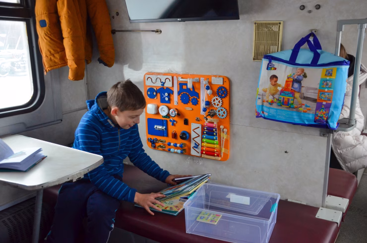 Вагон Незламності у Бучі: теплий простір для людей під час відключень світла