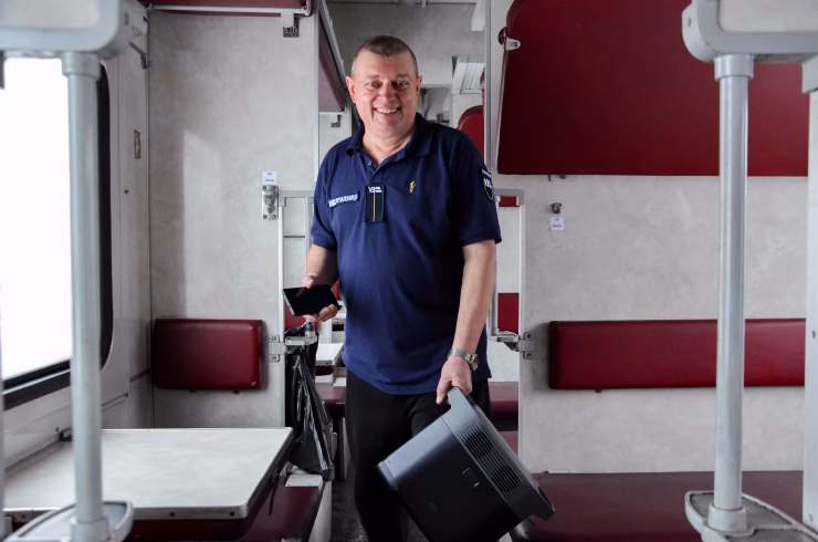 Вагон Незламності у Бучі: теплий простір для людей під час відключень світла